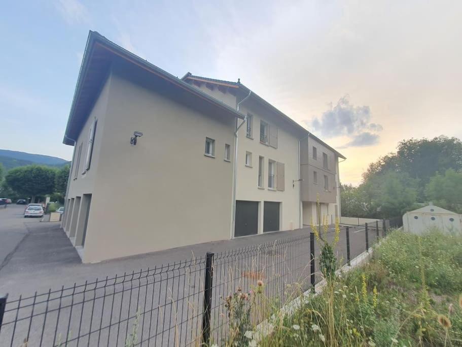 Vue Montagne: Neuf Avec Parking Privé Apartment